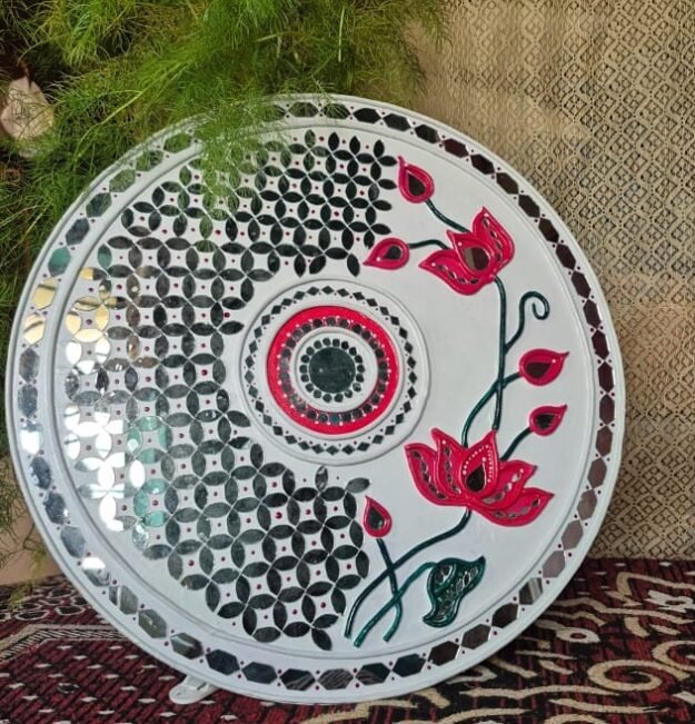 Hand crafting lippan art penting